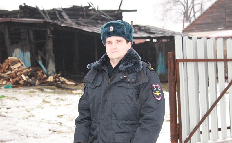В Кудымкаре полицейский спас людей из горящего дома