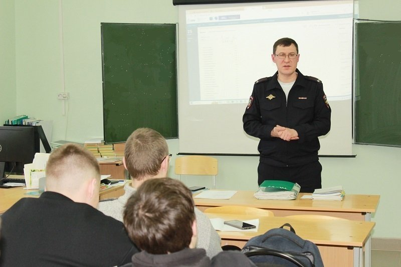 В Кудымкаре полицейские и общественники встретились с учащимися техникума